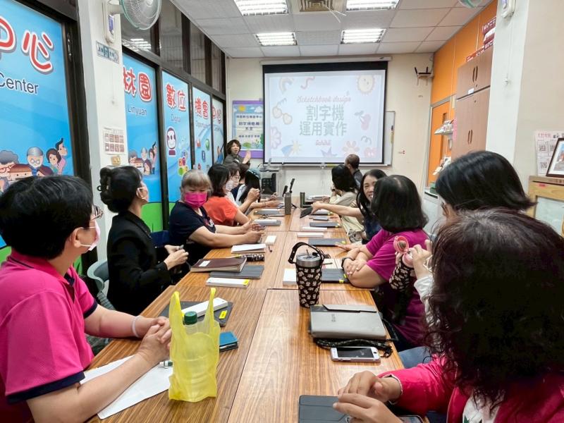 【割字機應用大全】學員歡喜學習。