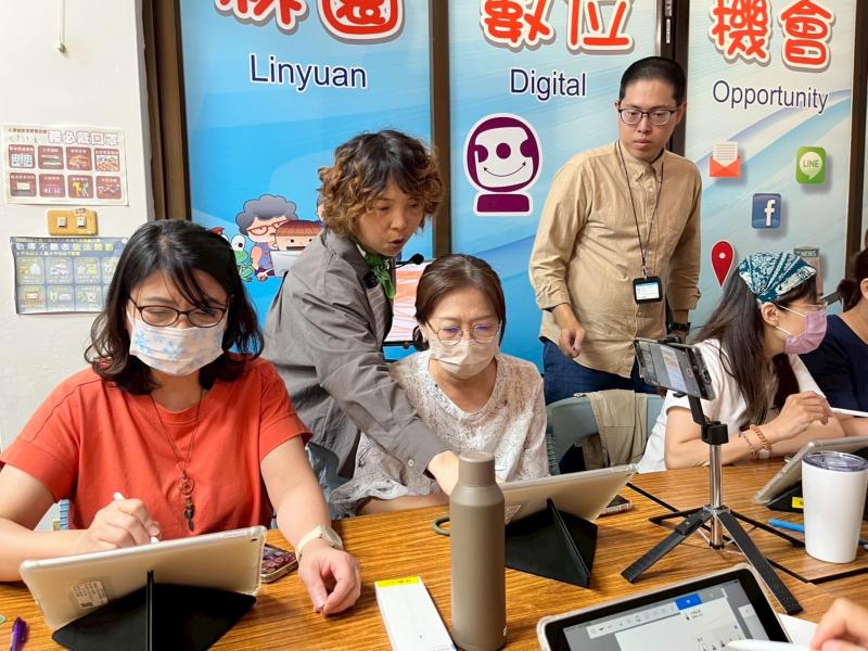 講師指導學員如何利用數位工具，製作貼圖。