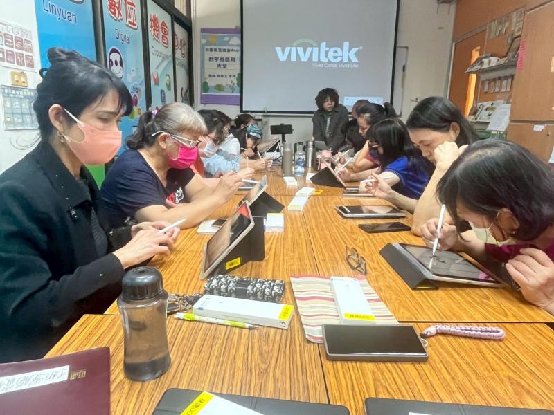 每位學員都聚精會神，畫出自己的貼圖。