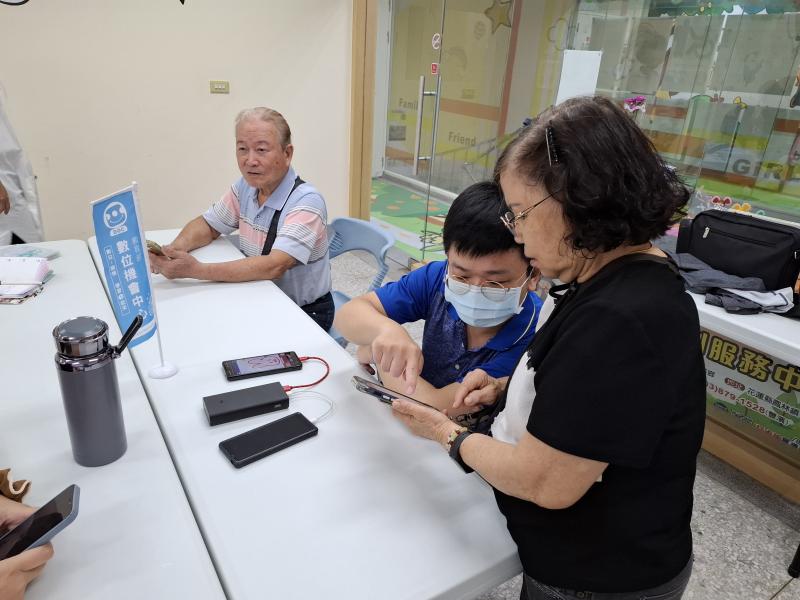 充滿友愛的學員協助其他同學操作APP