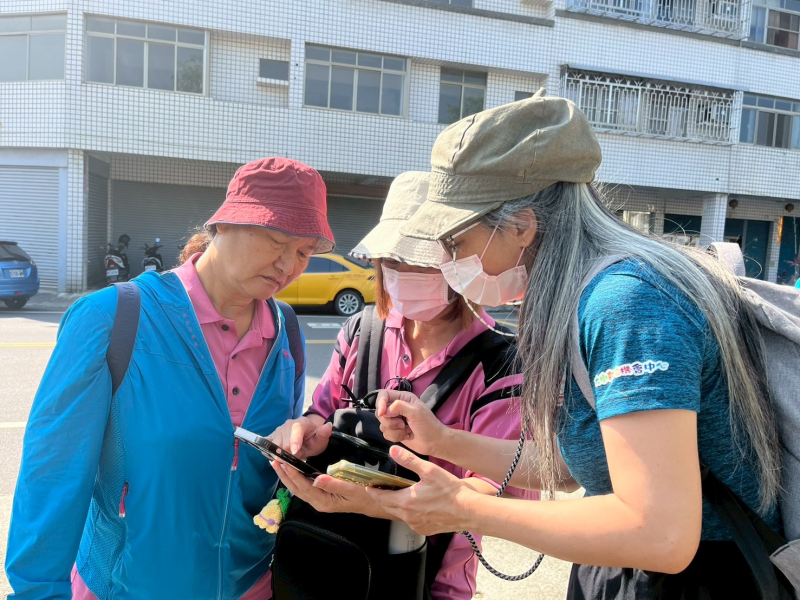 手機安裝高雄市交通局iBUS APP 查看時刻表