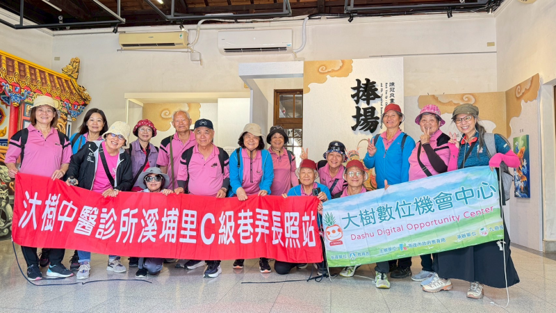 運用Google MAP 導航,大家第一次來到屏東戲曲故事館,館員親切為大家簡單解說此次捧場展覽的故事,並說明7月會換展布袋戲,來張大合照下次還要再來屏東戲曲故事館看展