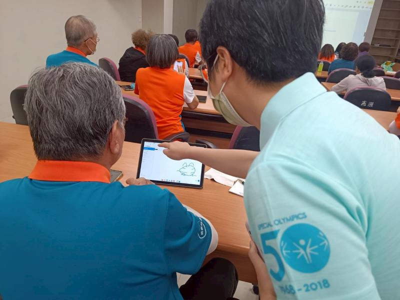 學員只要用滑鼠或手指勾勒出簡單圖形，AutoDraw便會自動辨識並轉換成清晰的插圖，讓長輩體驗科技繪圖的樂趣與驚喜。