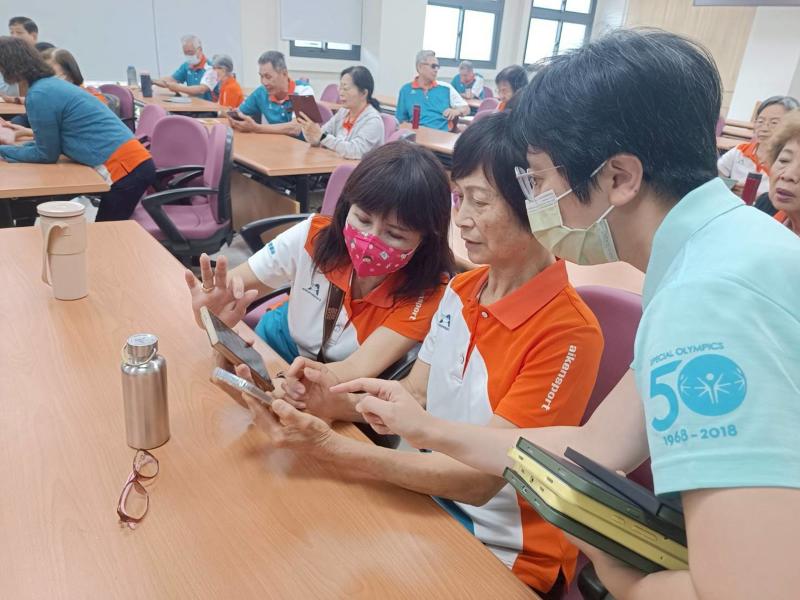 有不懂的地方都會舉手詢問小幫手~