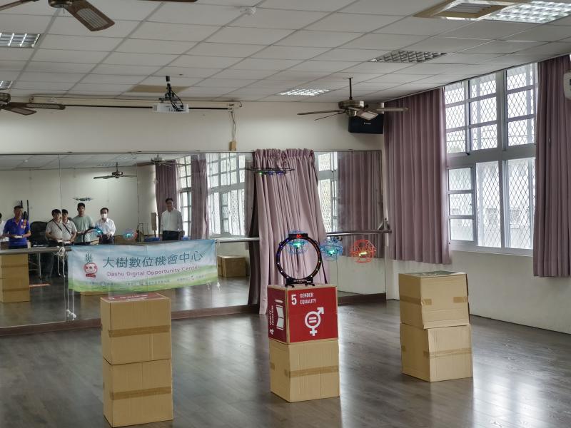 使用足球無人機做8字型飛行練習