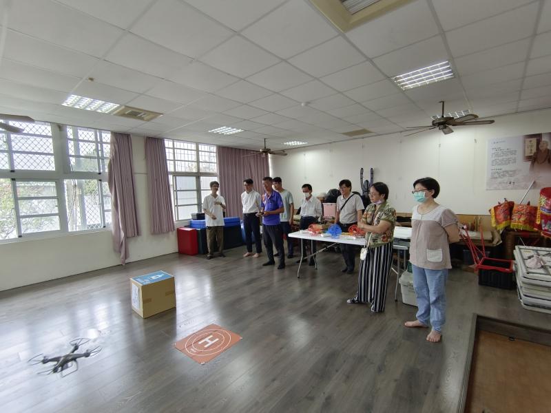 學員實際操作無人機飛行練習