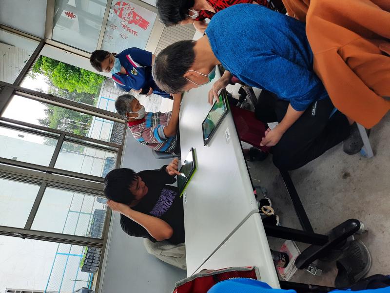 講師決定還要再安排兩次課程協助大家把登錄的工作完成才能練習如何登錄尋找自己的教材。