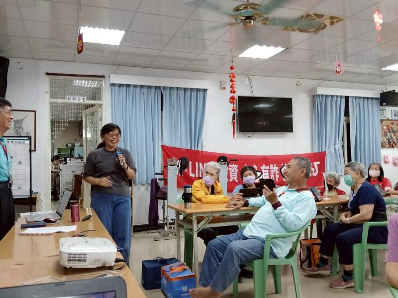 講師設計有獎問答，鼓勵長者參與，氣氛輕鬆活潑。