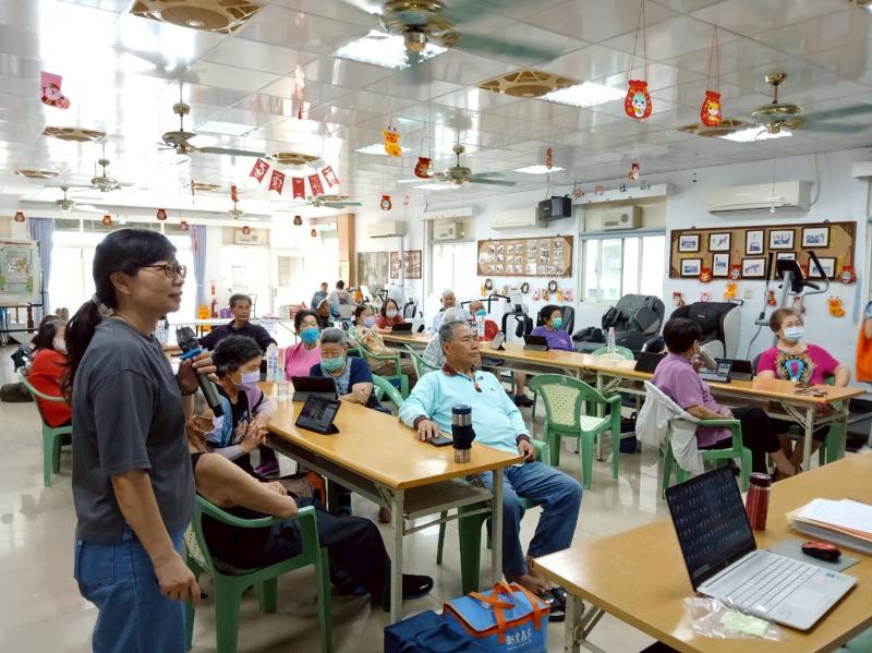 學員也使用自己的手機或平板嘗試操作