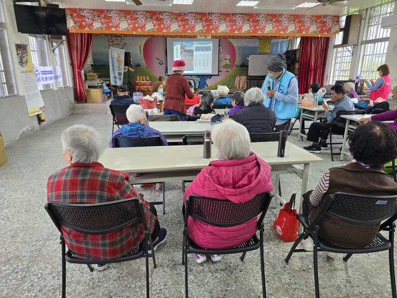 協助長者將郵件帳密記錄起來，寫上小卡片隨身攜帶方便自己，如果登錄學習中心網站成功的會有另外一組密碼也會抽空協助長者紀錄。