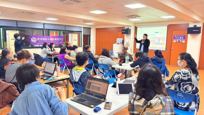 AI生成課程，各年齡層民眾皆感興趣，都非常專心聽課。