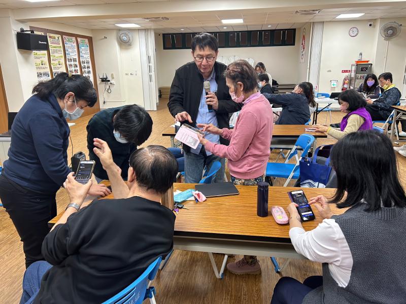 相互討論，彼此協助解決不同裝置，好讓課程接續進行。