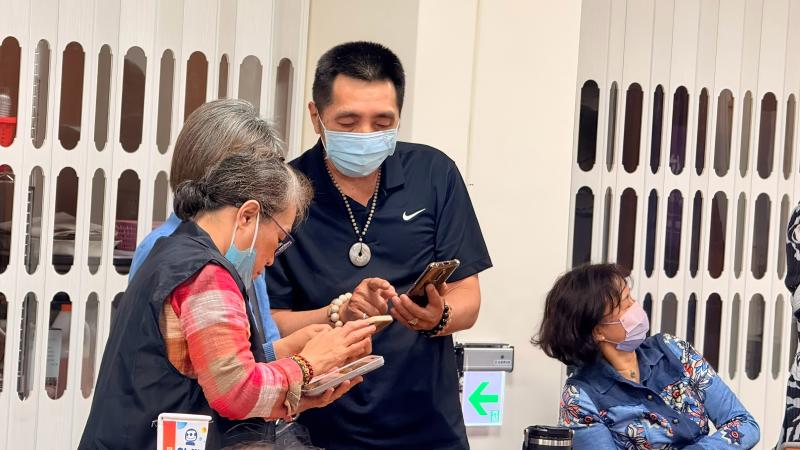 DOC年輕志工，好學又熱心，總能及時提供同學疑惑並獲得解答。