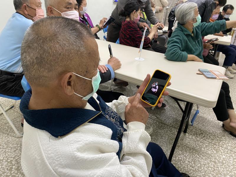 學員跟上課程進度，透過線上工具完成照片去背，超級滿意。