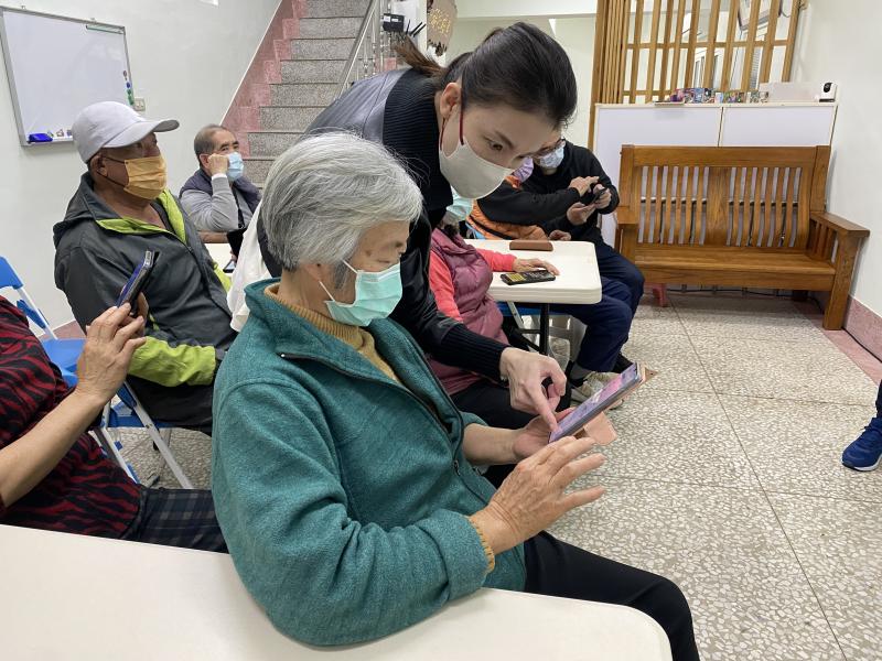 指導學員如何操作線上去背，和下載APP，讓學員學習不落後。