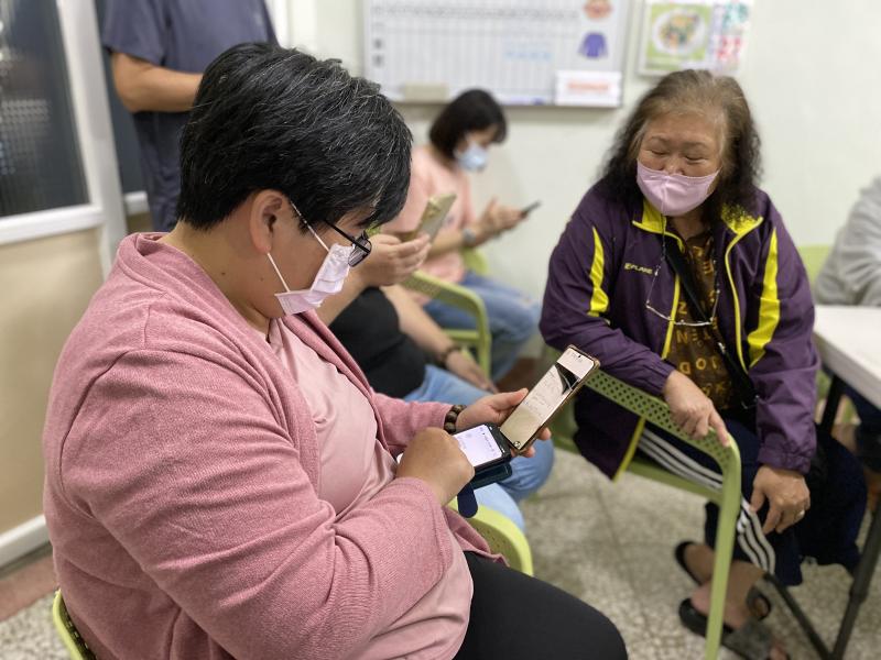 銀髮長輩學AI，最大難題就是信箱登入，彼此協助登入和取得認證碼。