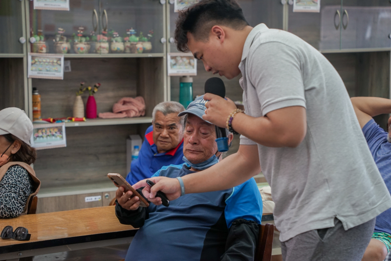 講師協助學員體驗