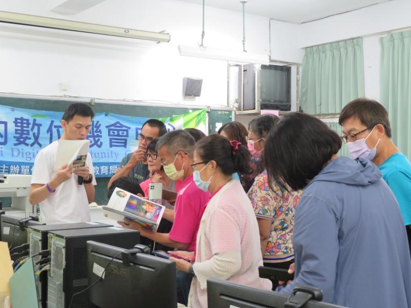 老師講解要編排的刊物規格