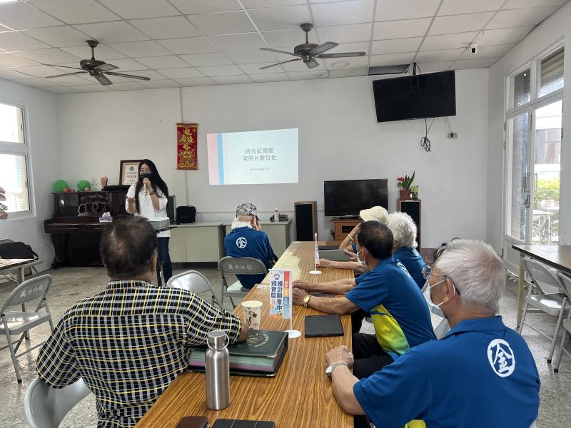 由萬巒DOC工作團隊說明此課程內容，並邀請社區長輩將家中的老照片重新整理並數位化，透過影像重溫過往記憶。