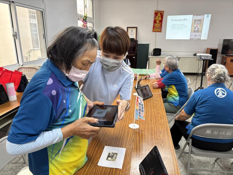 從手機攝影的基本操作教起，讓學員能掌握拍攝老照片時應注意的角度與光源使用，避免畫面模糊或反光，確保數位化成果完整保留影像細節。
