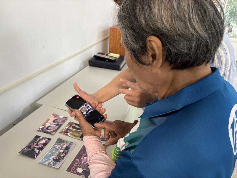 學員免費的修圖應用程式，進行簡易的亮度調整與裁剪，讓數位版本的照片更清晰、整齊。這不僅是保存記憶的方法，更是讓回憶能以現代技術延續的重要步驟。