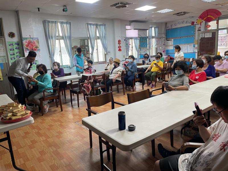 課堂最後來個手機操作實作＋唱歌體驗