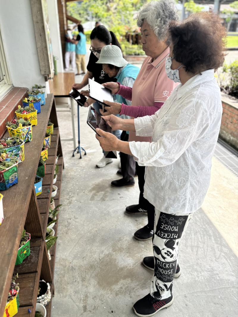 長者們運用平板練習拍照