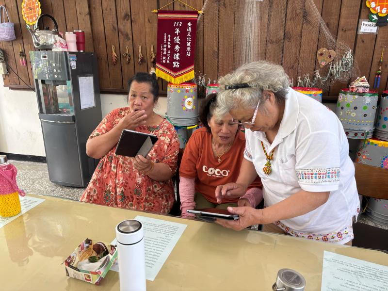 長者自行使用平板長練習拍照