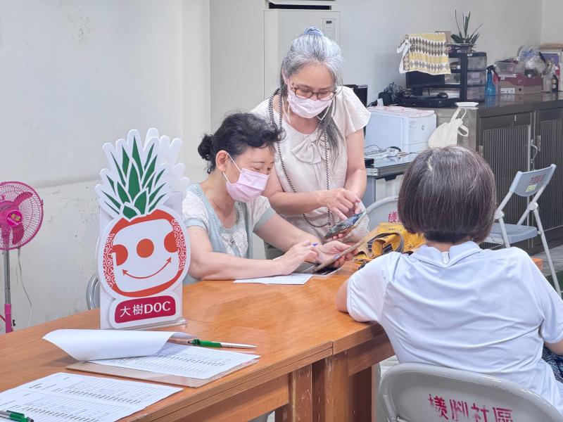 學員使用手機操作練習音樂剪輯