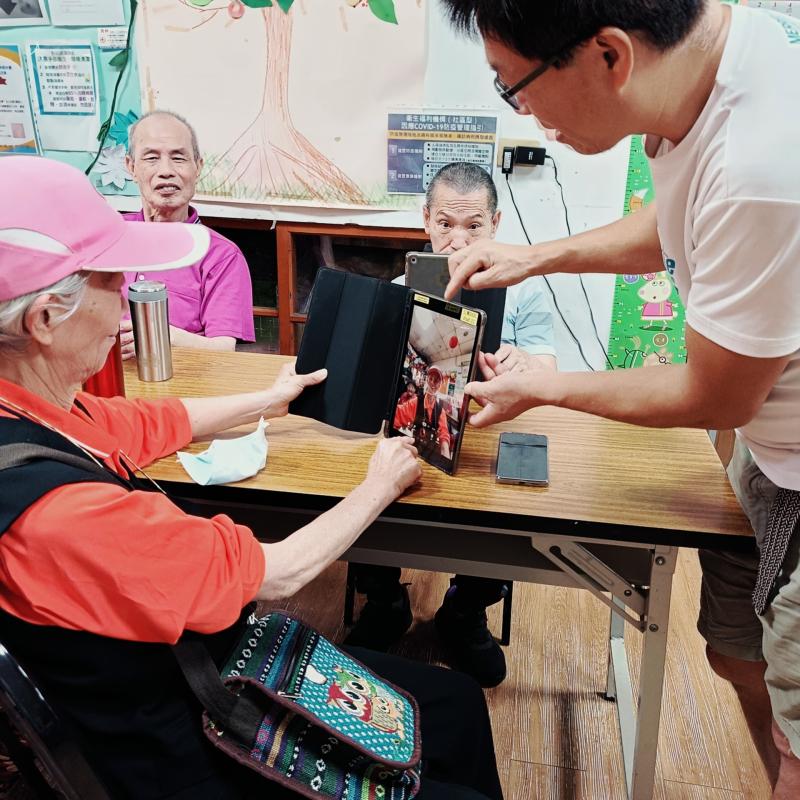 老師耐心指導長者使用軟體