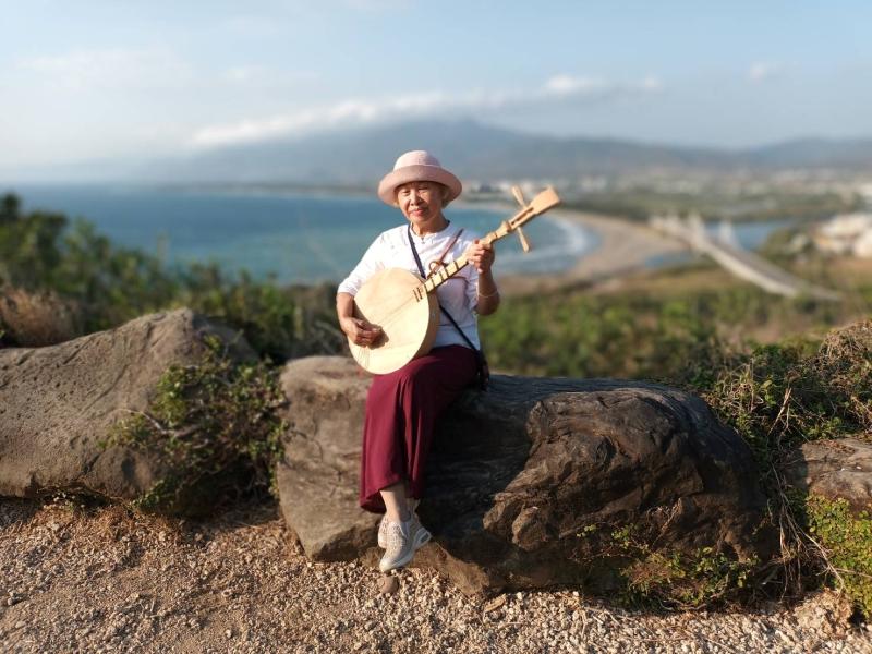 以人像模式拍攝，點擊相機呈現背景模糊的拍攝作品。