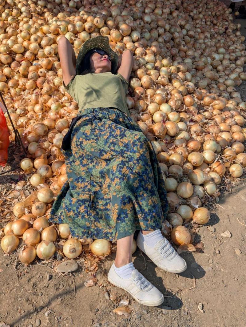 又上往下俯視角度拍攝，呈現出不同攝影風格。