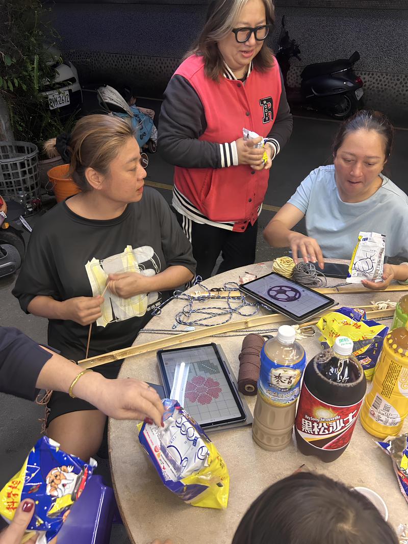 學員們分組討論數位模組實用性