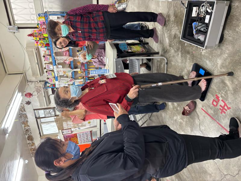 數位小幫手協助長者體驗建 康拉箱