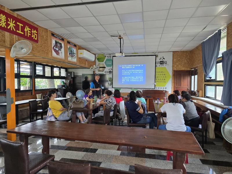 講師介紹說明飛行規則