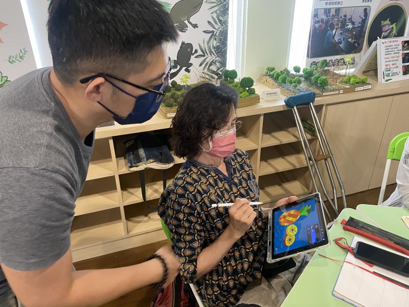 老師個別指導學員操作