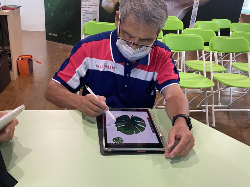學員練習平板繪圖