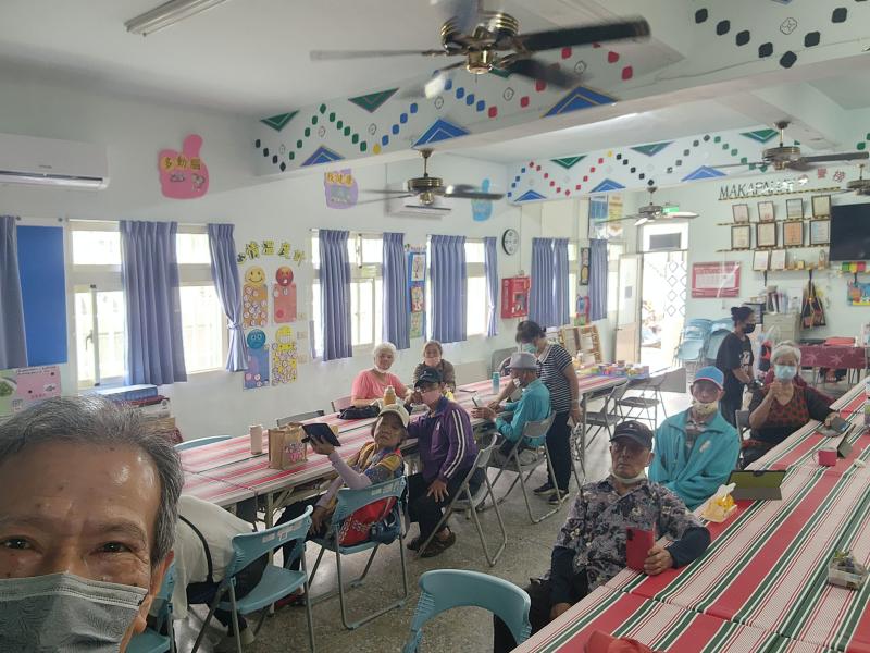 看著使用平板搜尋姓名貼出現的圖案更是嘖嘖稱奇，問他們要用來貼哪裡？哇！手機、水瓶、拐杖……都要貼耶。