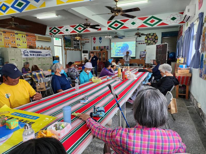 看到自己操作印出的作品，臉上露出滿意的表情，大家小心翼翼的收好五張的成果，有的已經貼好在手機上了。