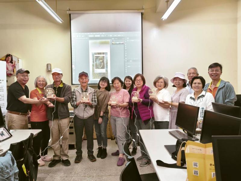 完成小夜燈作品一起大合照。