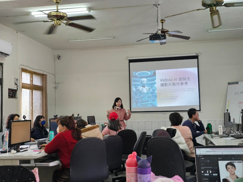 講師以「Vidnoz AI」平台為例子，詳細講解平台的每個操作流程、以及素材的挑選和影片製作技巧。