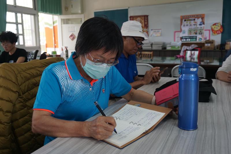 學員很認真手寫筆記