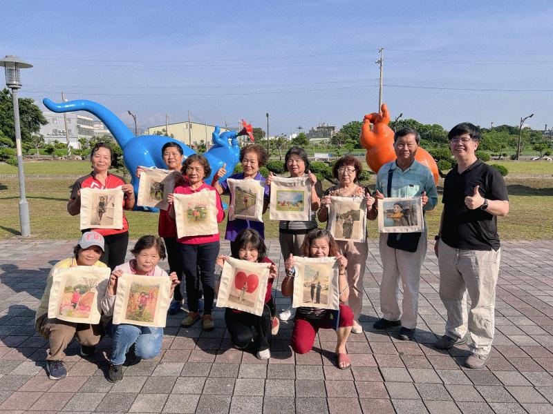 學員們完成作品開心地與林在營主任合影