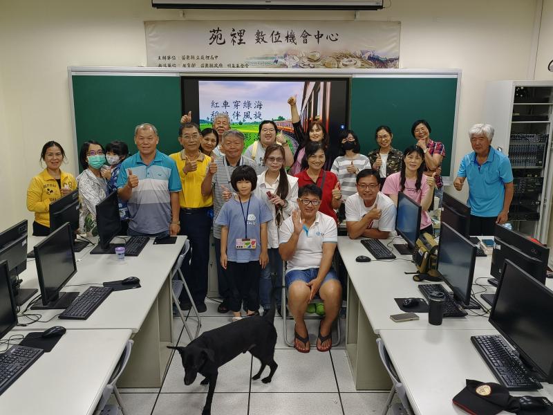 課程結束後，學員們與授課老師合影留念，為本次學習活動畫下圓滿句點。