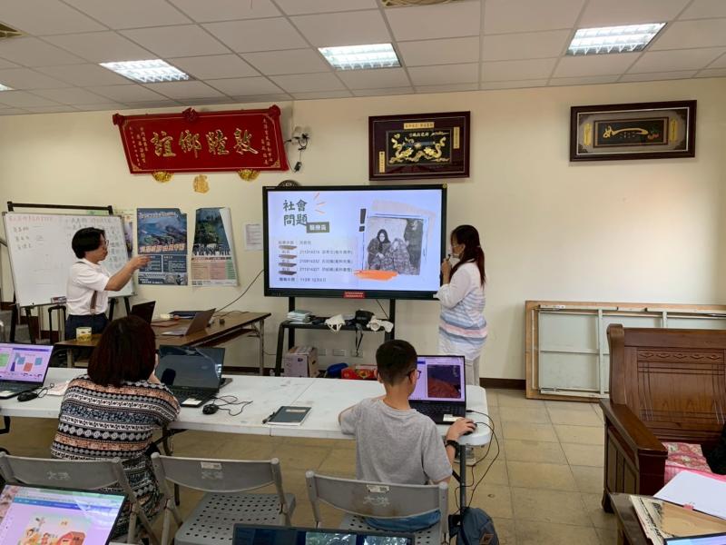 用學生製作的PPT實例講解