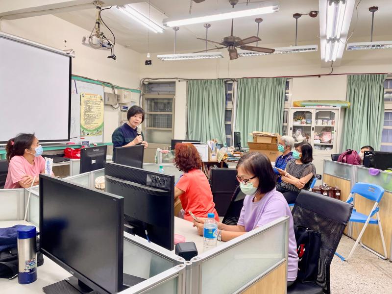 老師介紹APP機票比價、雙鐵線上訂票