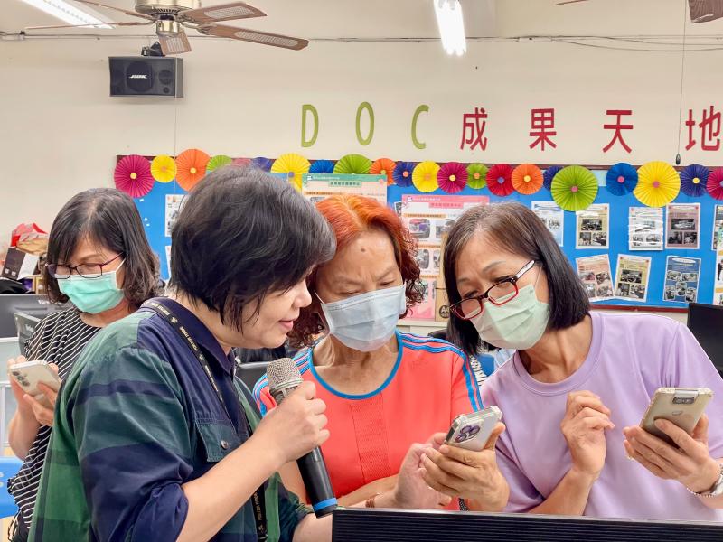 老師親自操作幫學員介紹課程互動軟體介紹