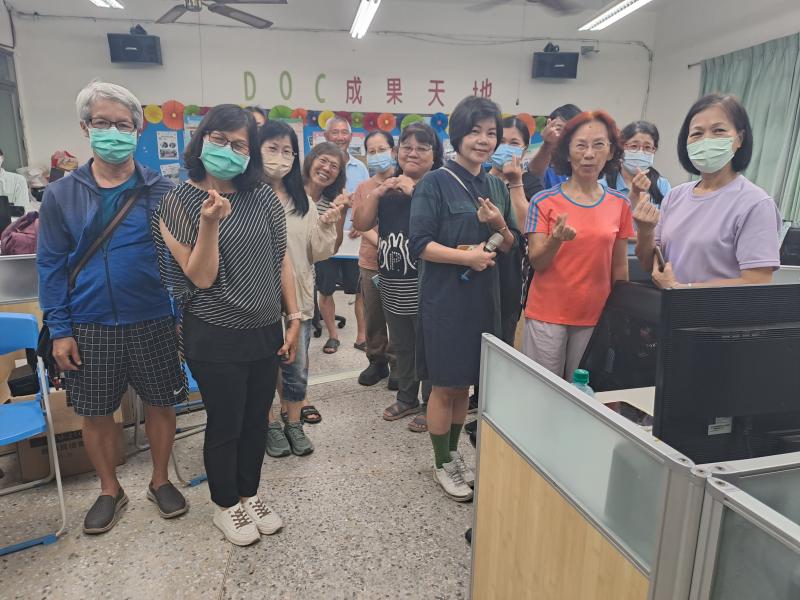 學員踴躍參與課程拍一張大合照做記念