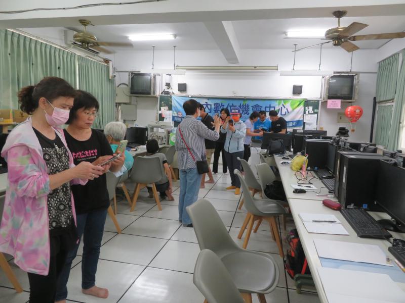 學員互相討論、學習