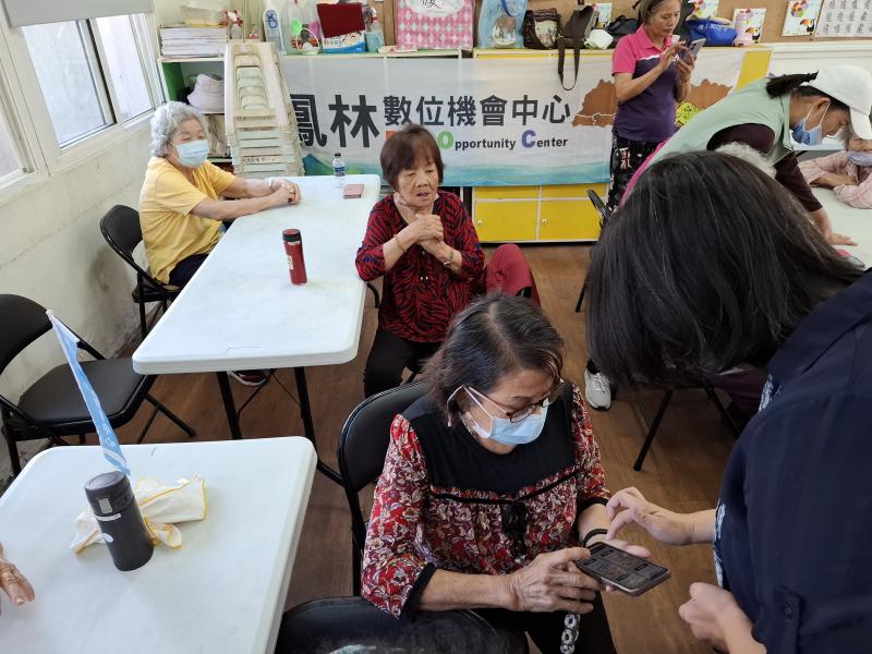 講師協助學員完成線上自學測驗